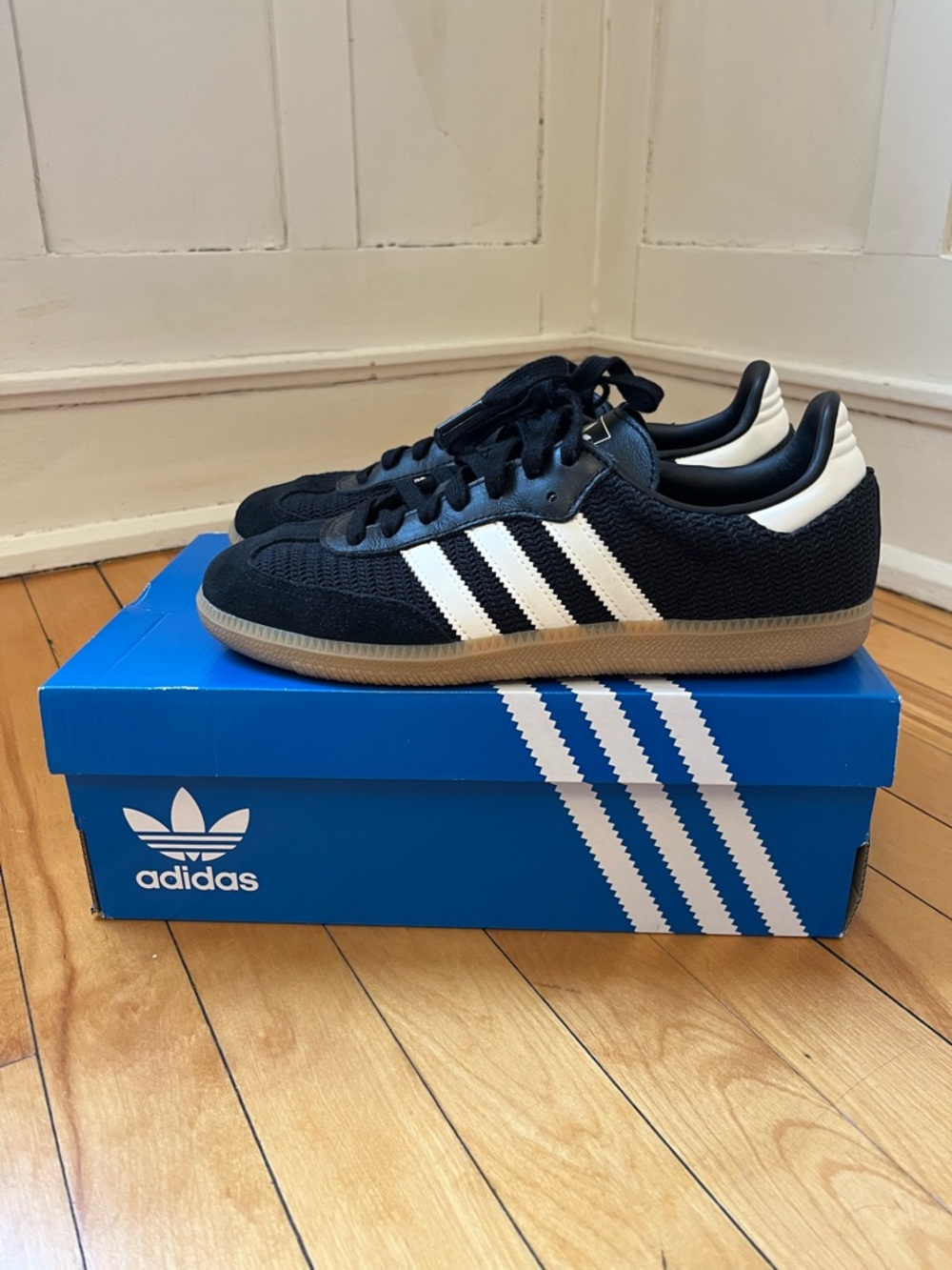 adidas Men’s Samba OG Sneakers in Black like new in box.